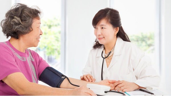 高血压患者的纠结：没有达新标准要紧吗？ 需要换药吗？